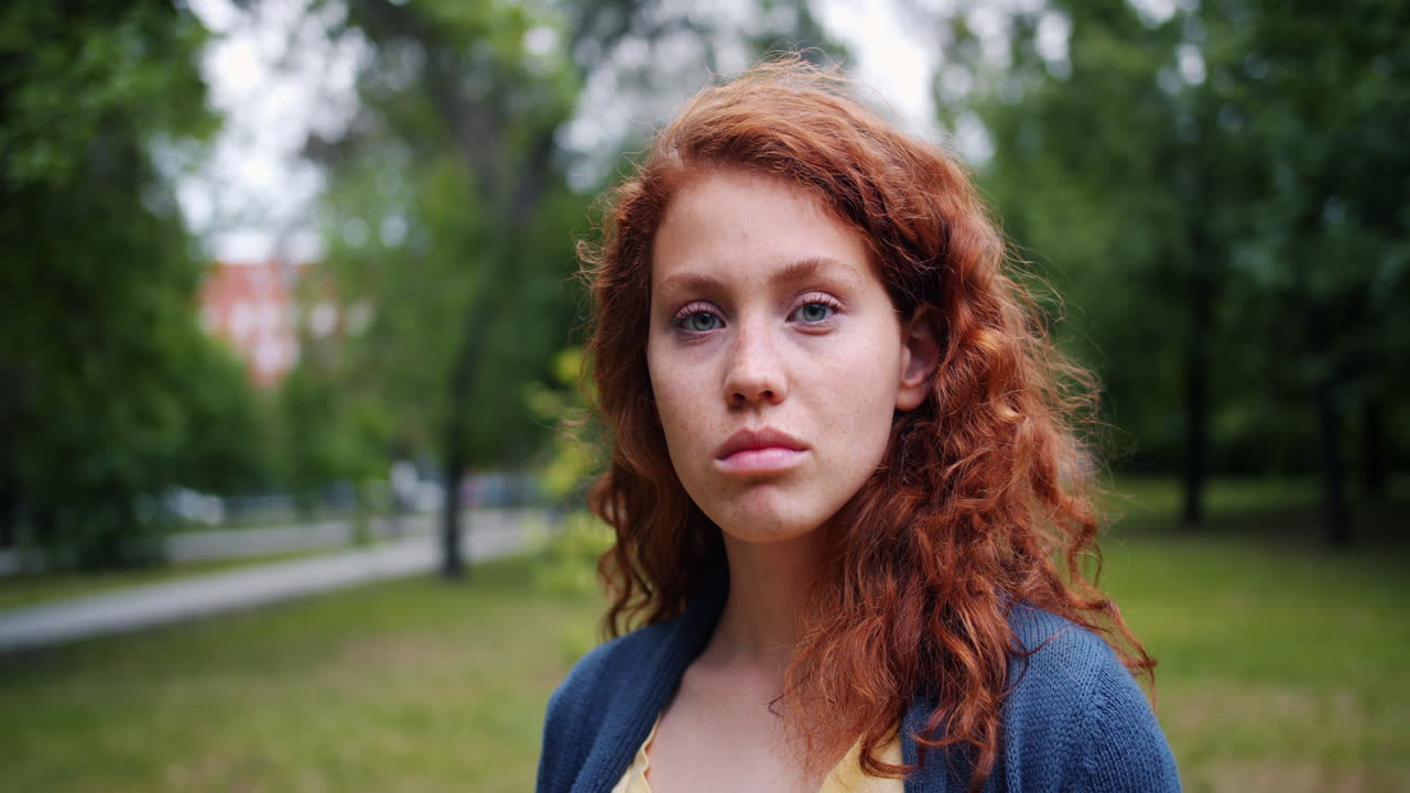 공원 에서 젊은 여자 의 초상화