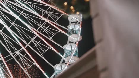 cerrar la rueda de la fortuna girando en el mercado de navidad por la noche en maastricht, países bajos