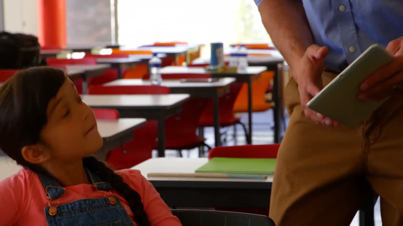 estudiante de raza mixta estudiando con un maestro de escuela masculino en el aula de la escuela 4k