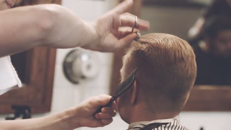 Männerhaarschnitt.-Männlicher-Haarschnitt.-Männerfrisur.-Mann-Mit-Haarschnitt.-Friseur-Haarschnitt