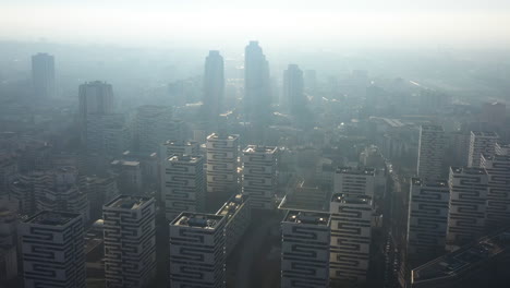 edificios del horizonte durante un día contaminado rascacielos de parís arquitectura moderna