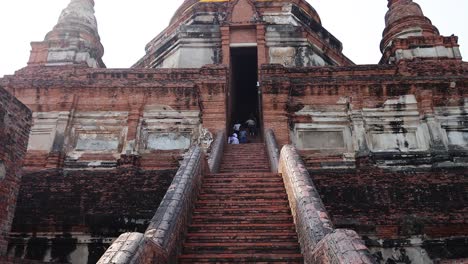 los visitantes suben los escalones de la pagoda histórica