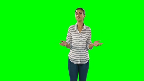 mujer dando una presentación contra la pantalla verde 4k