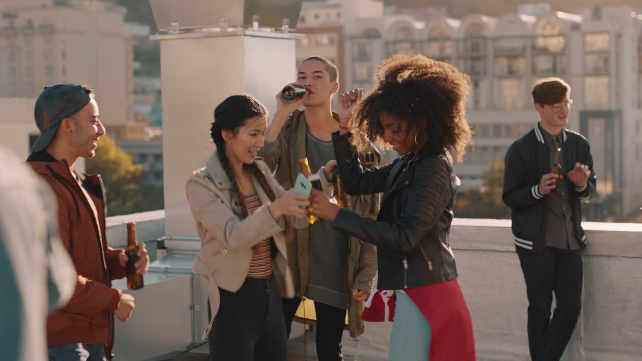 celebración de fiesta en la azotea amigos bailando disfrutando de las vacaciones de verano bebiendo alcohol celebrando un fin de semana soleado en la ciudad urbana al atardecer