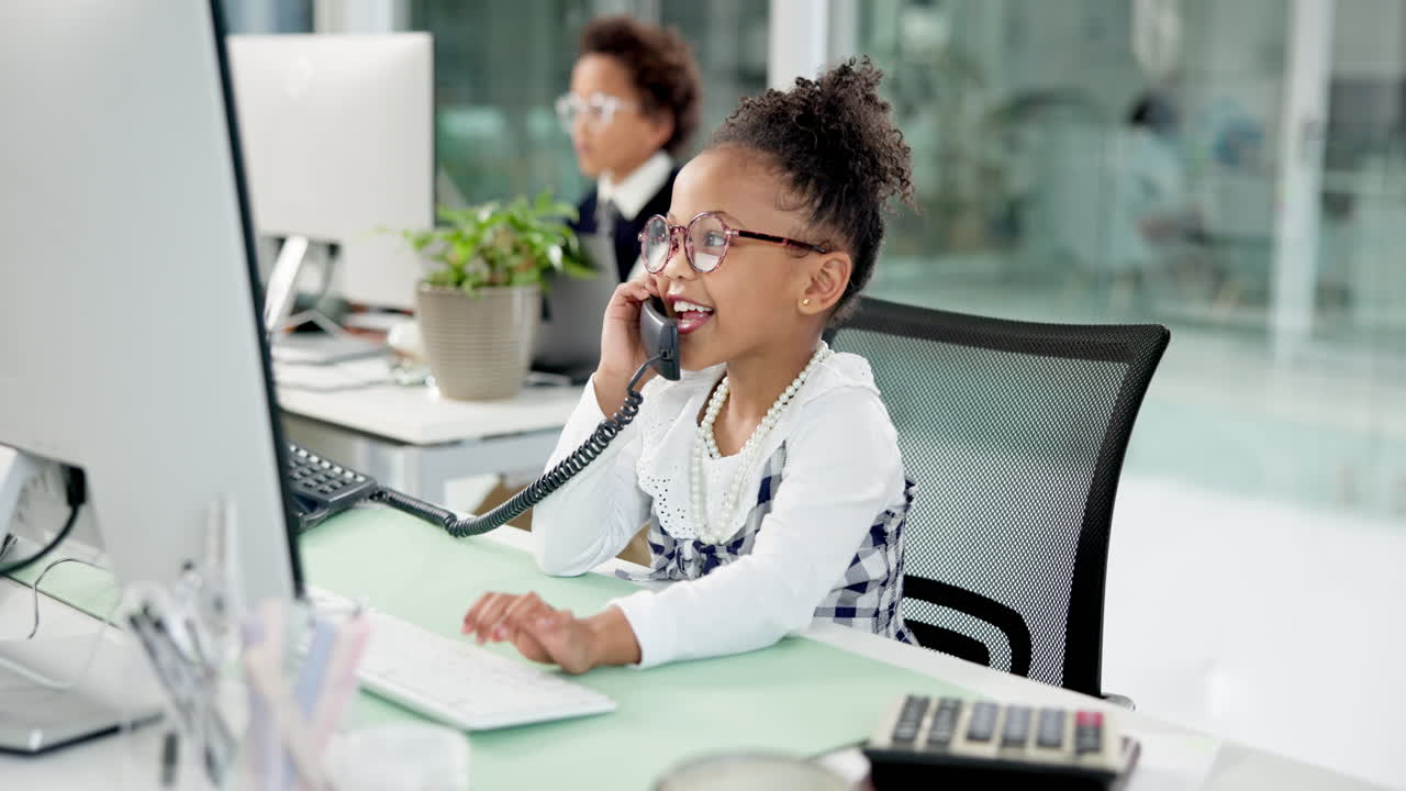 Kinder spielen im Büro Geschäft