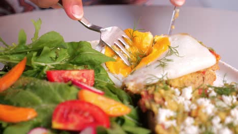 desayuno delicioso y saludable con huevos fritos, ensalada y feta