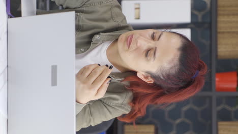 Vertical-video-of-Business-woman-doing-economic-calculations.