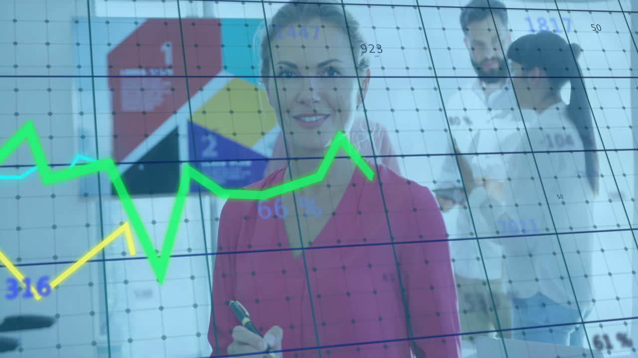 animación del procesamiento de datos financieros sobre diversas personas de negocios en la oficina