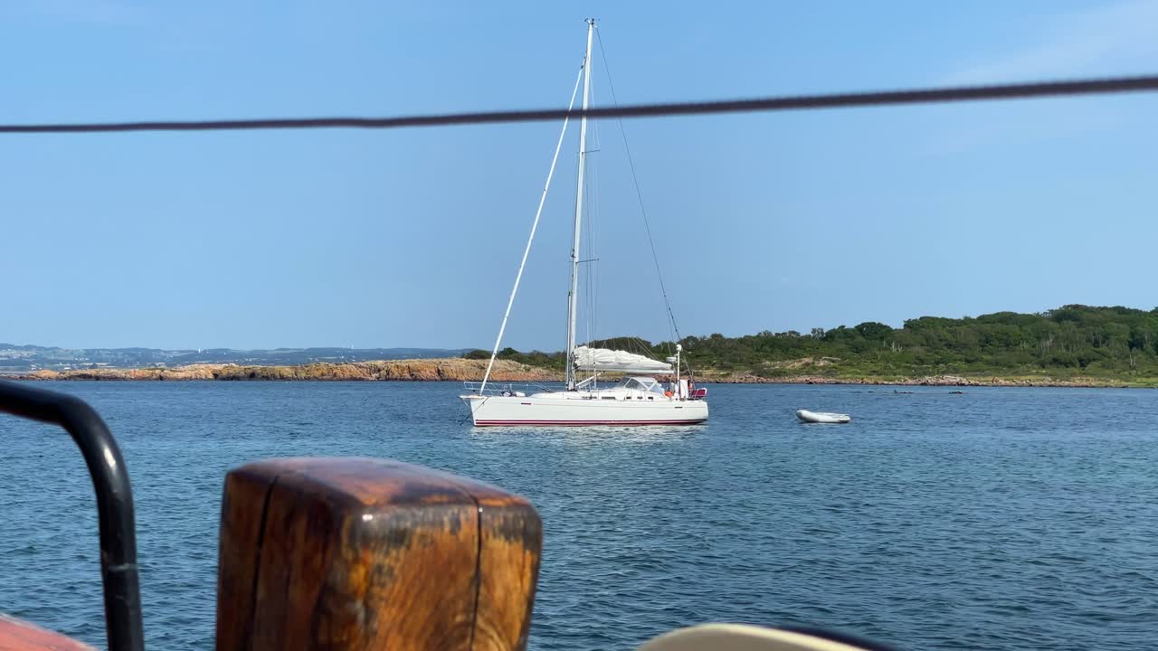 넓은 바다에 주차된 범선