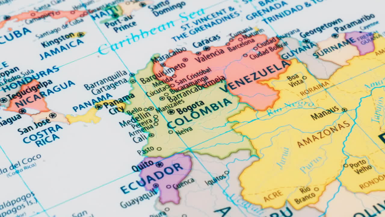 primer plano del país palabra colombia en un mapa del mundo con el nombre detallado de la capital