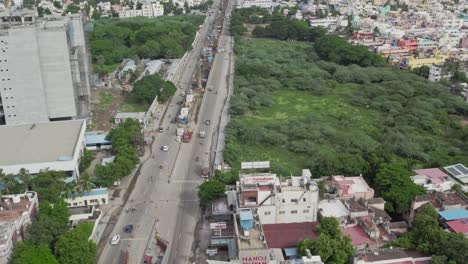 vista por drones de una ciudad metropolitana india en rápida construcción en una ubicación privilegiada