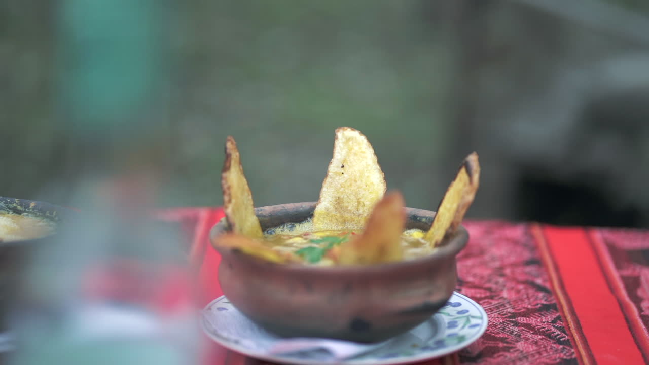Tipico stufato di lama andino con patate servito in casseruola, primo piano.