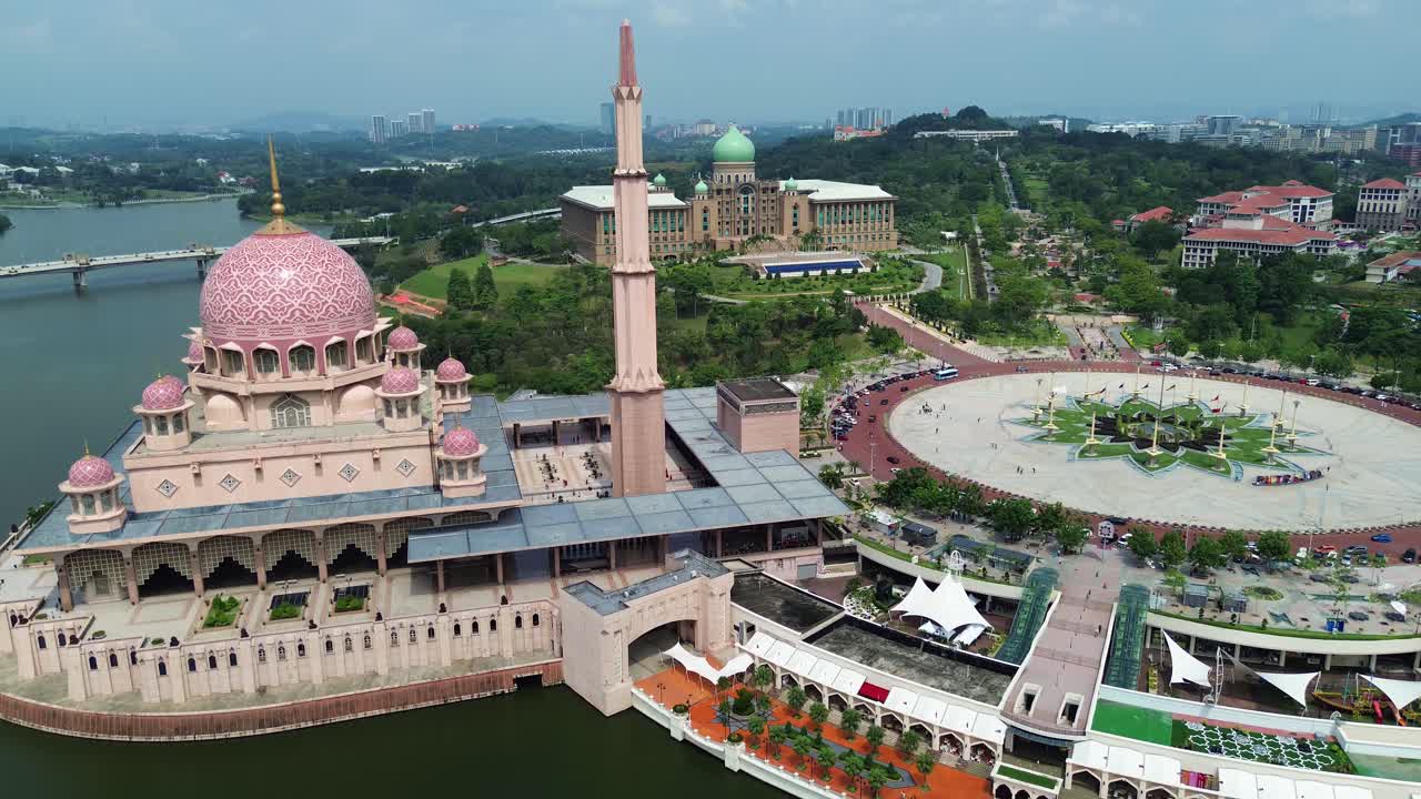 Náměstí růžové mešity Putra v Putrajaya v Malajsii letecký dron Komplex Perdana Putra