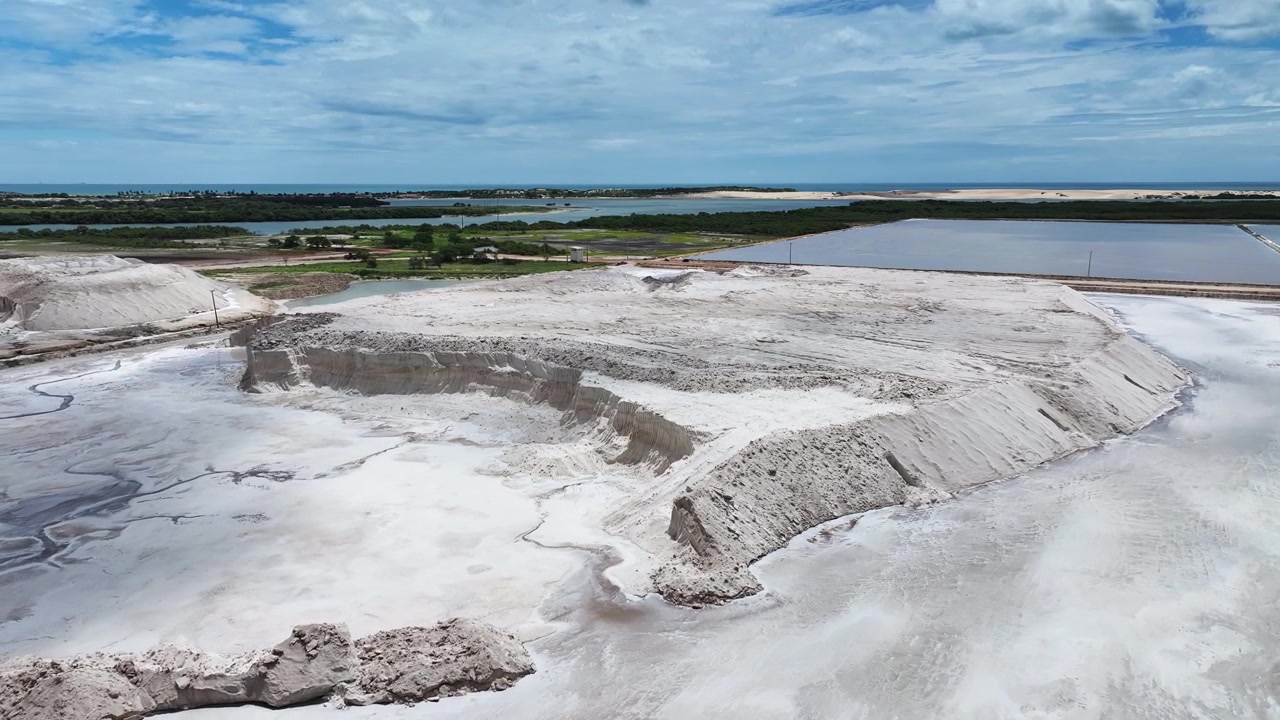 Vista de drone de uma pilha de sal marinho extraído do mar. Salinas, uma fábrica de sal no nordeste do Brasil.
