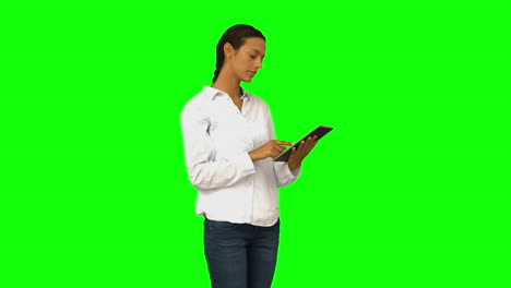 mujer casual usando su tableta pc