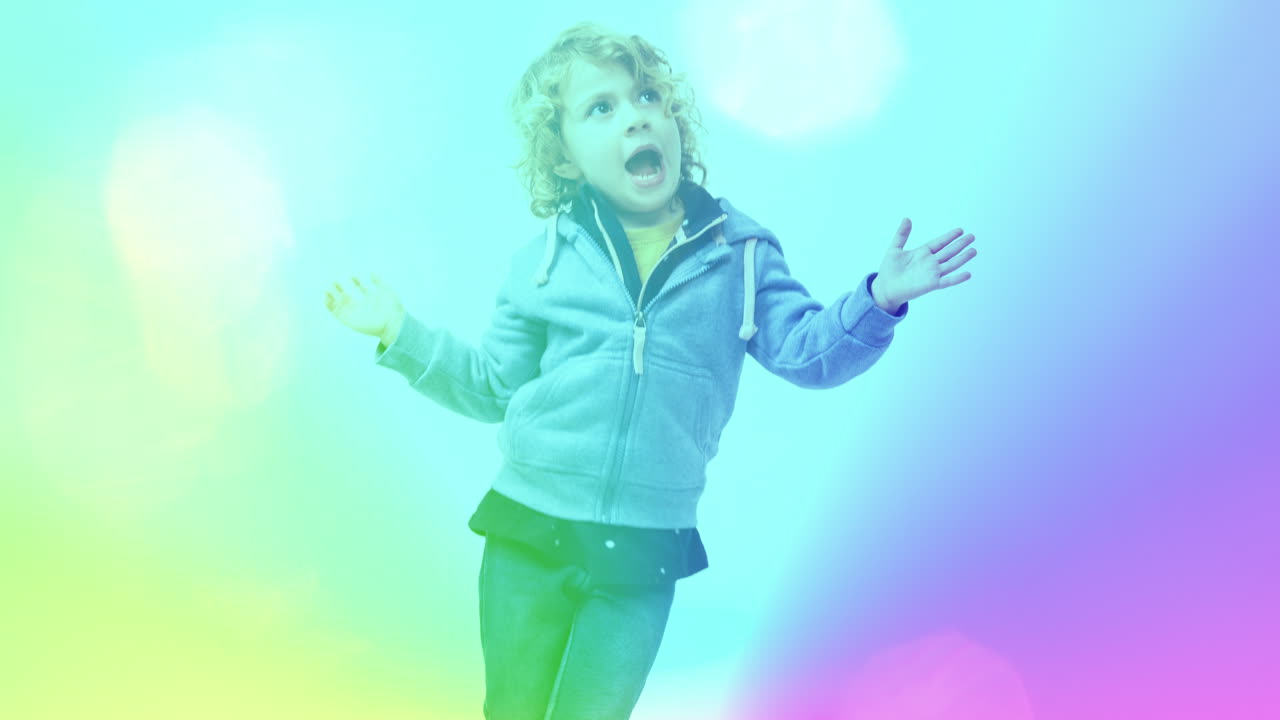 niña pequeña haciendo movimientos de baile