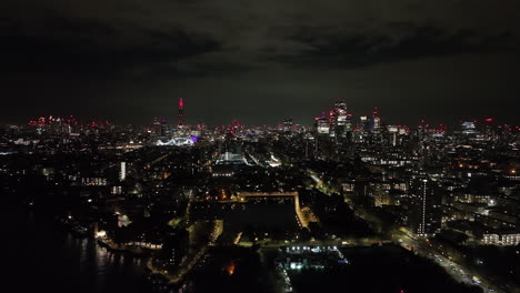 luftaufnahme von st. katharine's und wapping und der skyline von london, nachts