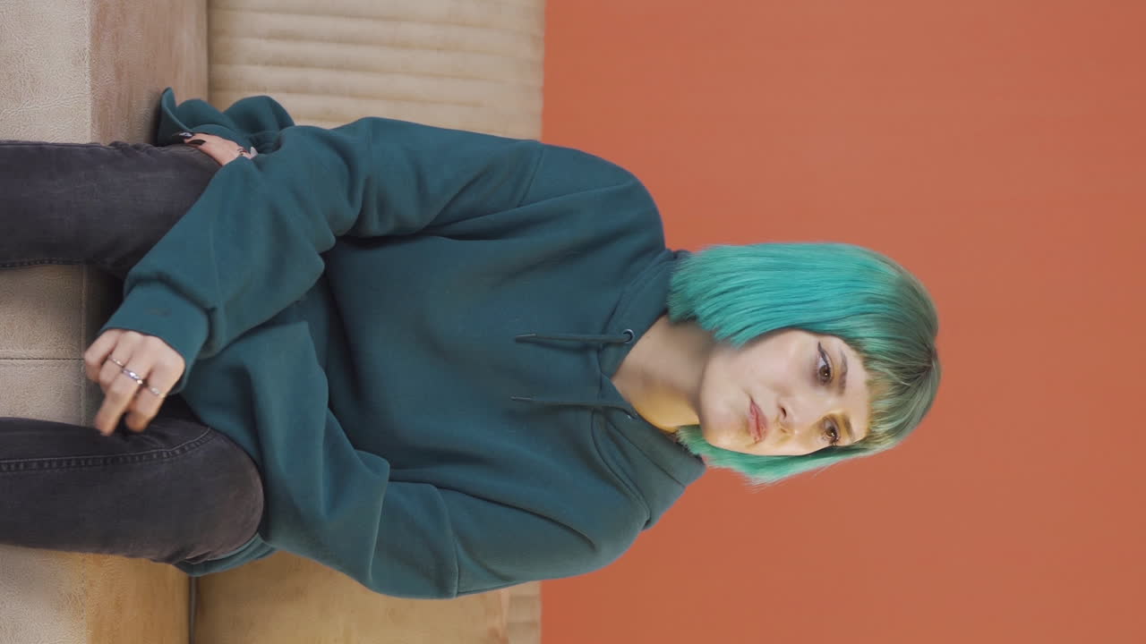 vídeo vertical de una joven enojada.