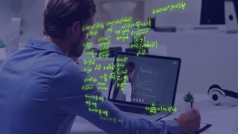 animación de procesamiento de datos sobre estudiante caucásico en llamada de video de portátil.