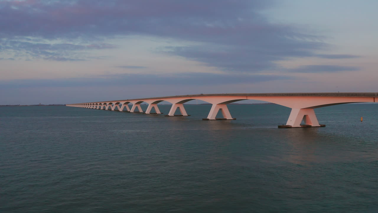 항공: 일몰 동안 유명한 질랜드브리지