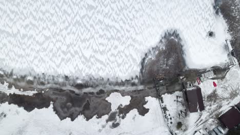 Casa-Individual-Aérea-Vertical-En-Un-Lago-Congelado-En-Un-Paisaje-Invernal-En-Polonia