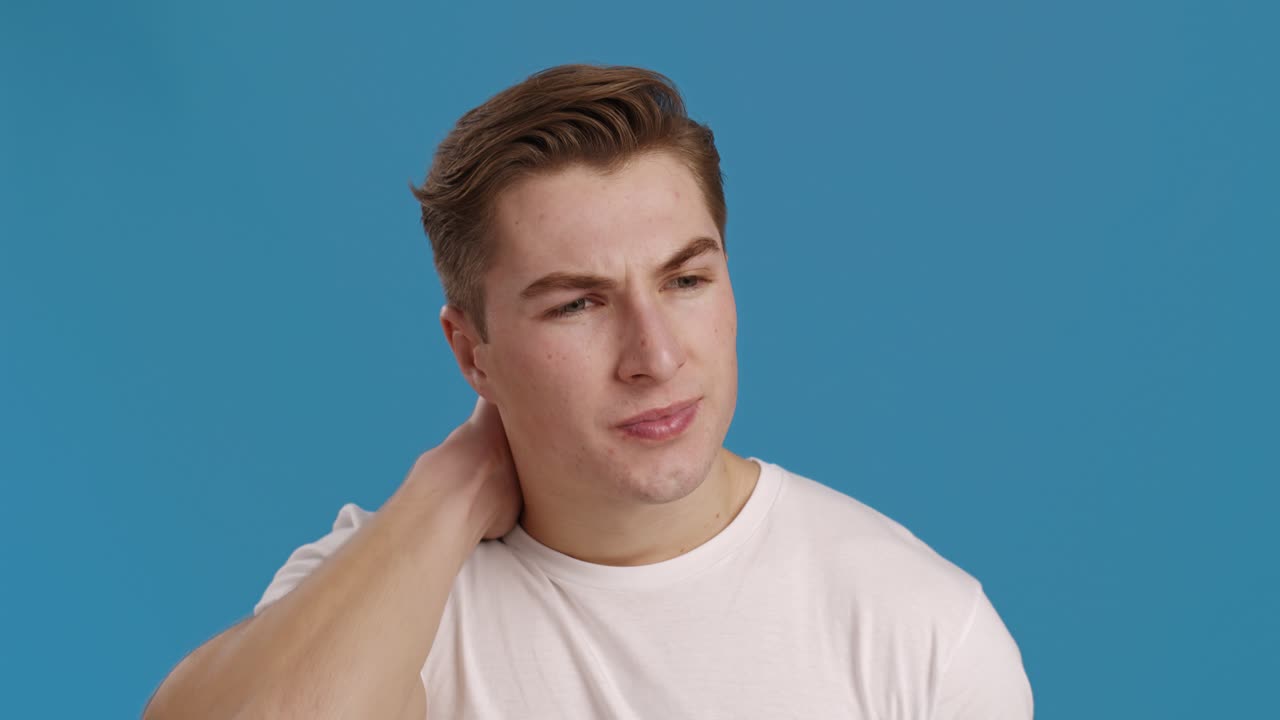 hombre con dolor de cuello