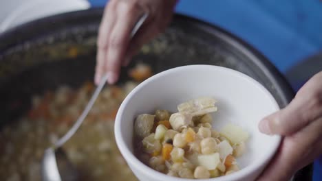 Garbanzos-Con-Carne,-Zanahorias-Y-Patatas