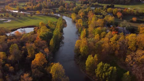 Revelar-La-Vista-Aérea-En-El-Parque-Con-Un-Río-En-El-Medio