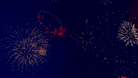 fuegos artificiales dorados explotan en una fiesta.