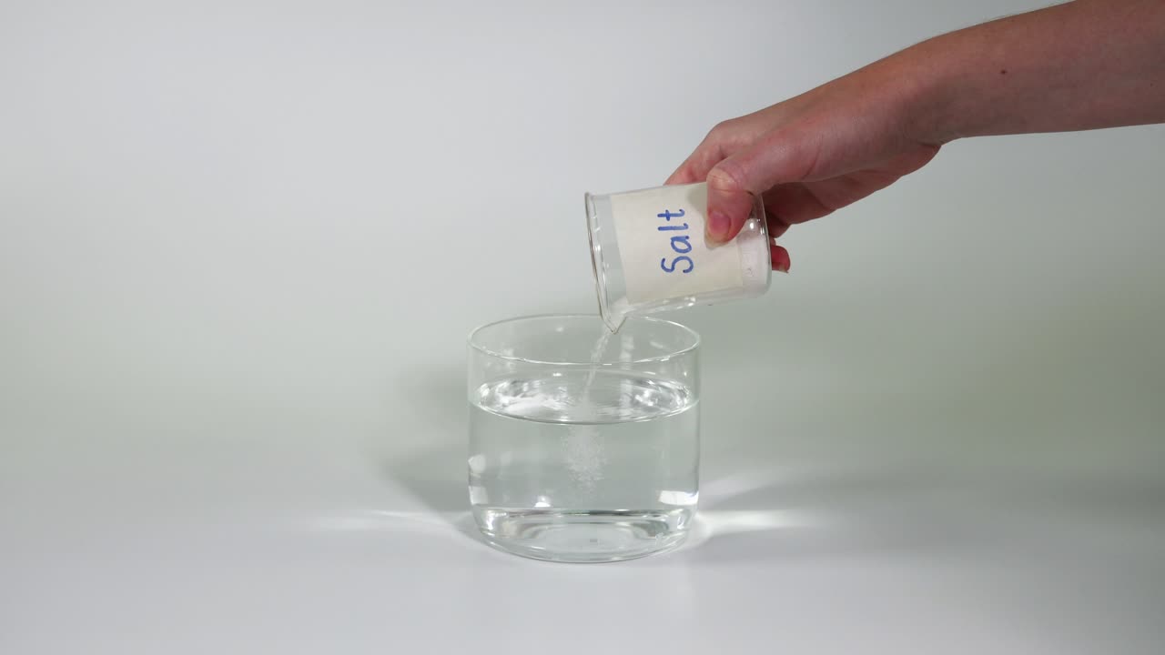 물 그에 소금을 용해하는 순차적인 단계