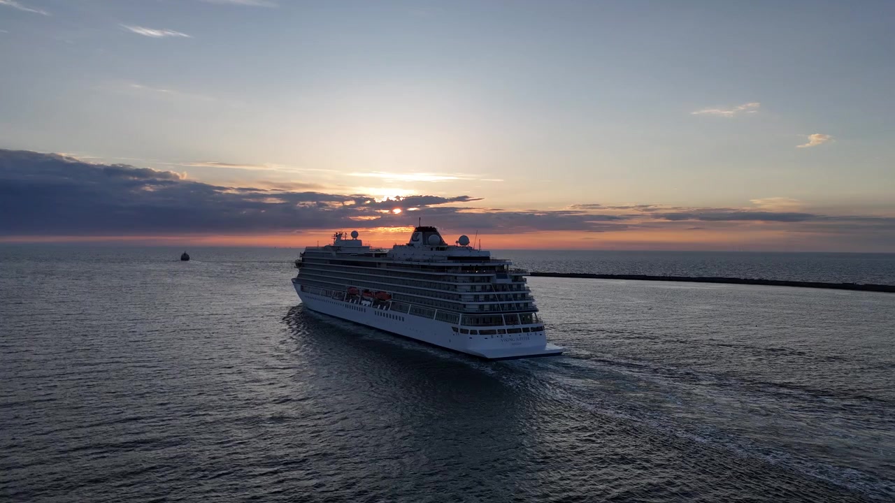 Prospettiva aerea ravvicinata al tramonto dietro una nave da crociera