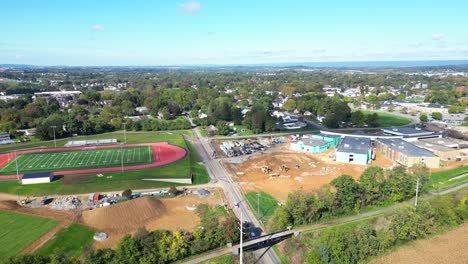 vista aérea de un drone de un sitio de construcción en una escuela