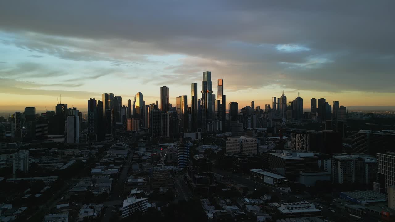 una vista de atardecer de un dron en melbourne, victoria, australia