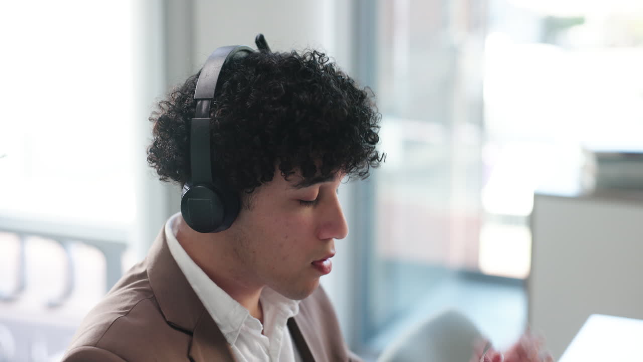 茶色のスーツを着て、巻き毛の男性のポートレート。