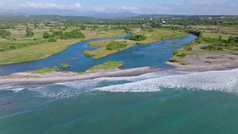 Desembocadura-Del-Río-Nizao,-Playa-Y-Mar-Azul-Durante-El-Verano-En-Sabana-Grande-De-Palenque,-República-Dominicana