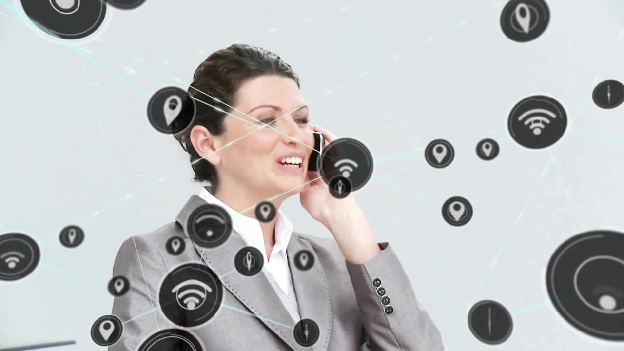 Animation af forbundne ikoner over en grinende kaukasisk forretningskvinde, der taler i mobiltelefon.