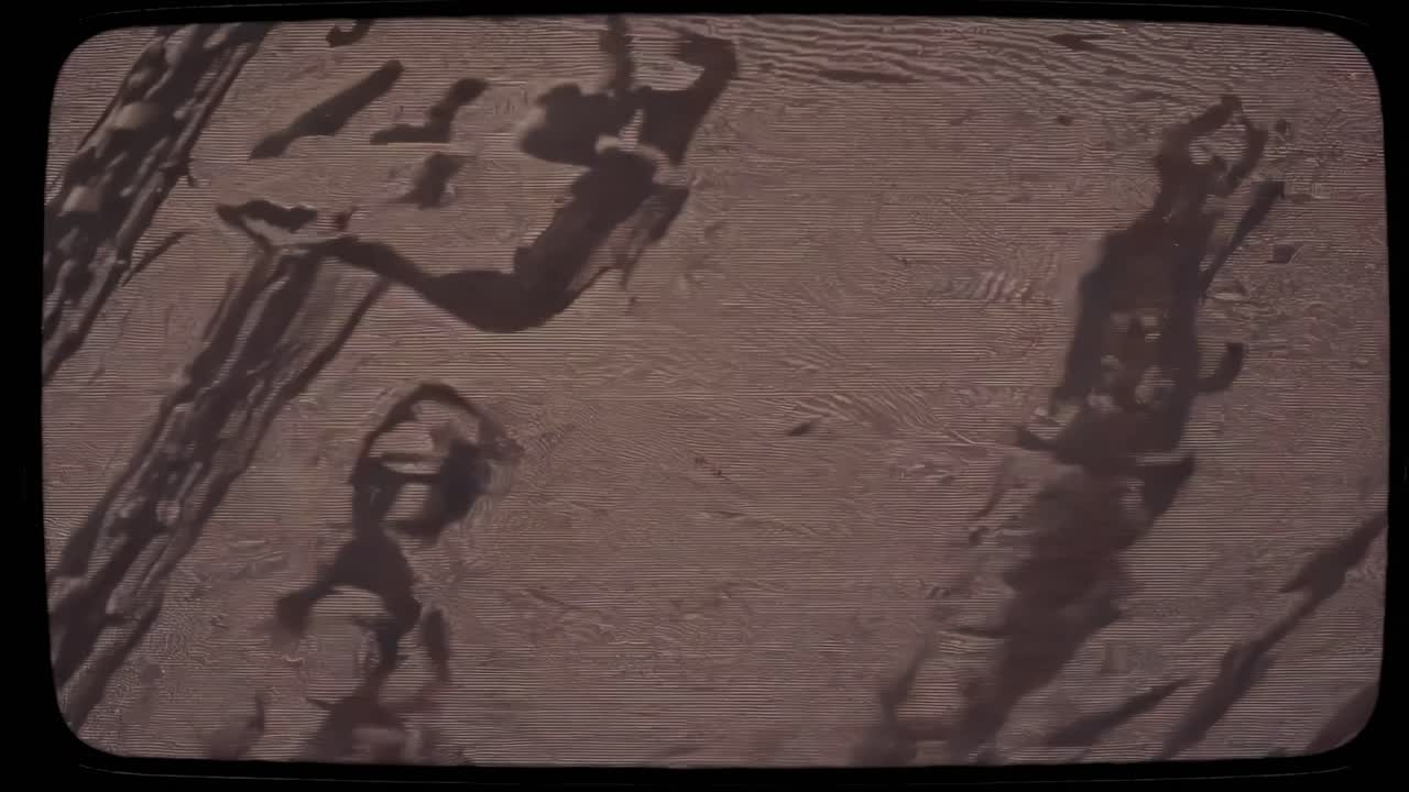 Stile video retrò con linee statiche orizzontali, che ricordano l'interferenza di un vecchio schermo televisivo