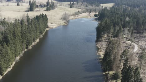 Hiking-along-beautiful-lakes-in-the-Harz-national-Park-in-Germany,-Europe