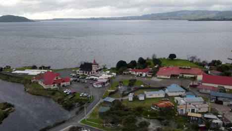 Luftüberflug-über-Das-Historische-Maori-Dorf-Ohinemutu,-Lake-Rotorua,-Neuseeland