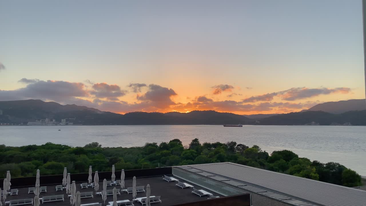 불타는 불 일몰에 대한 포르투갈 섬 해안