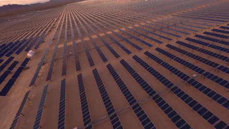 Dron-Fpv-Volando-A-Través-De-Paneles-Solares-En-Una-Granja-Solar-Del-Desierto-En-Cámara-Lenta