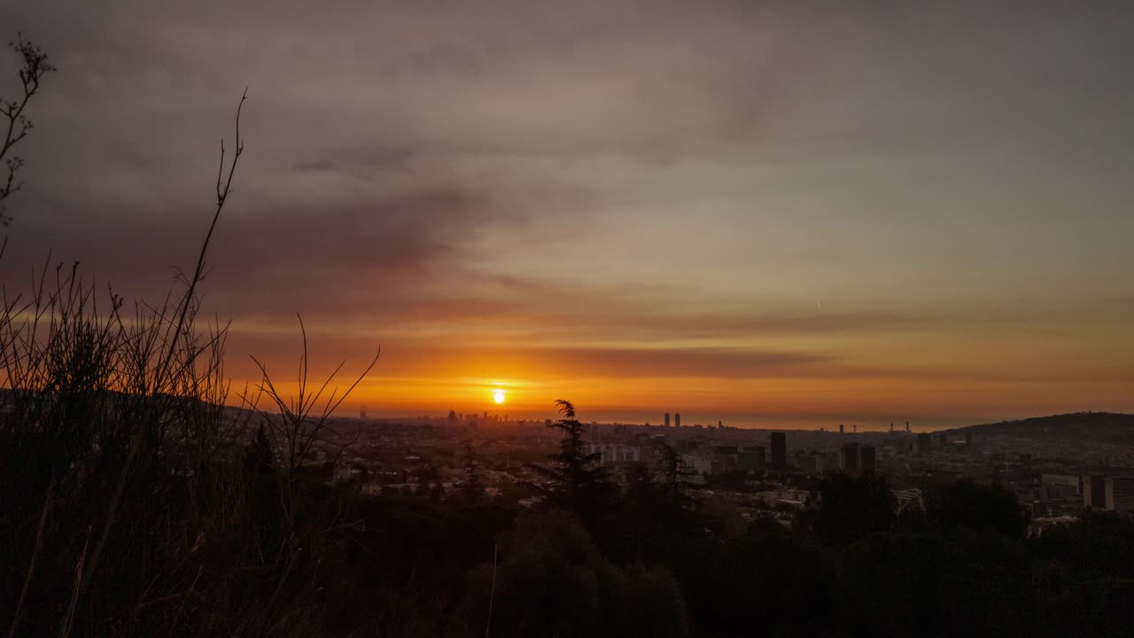 timelapse del amanecer en barcelona