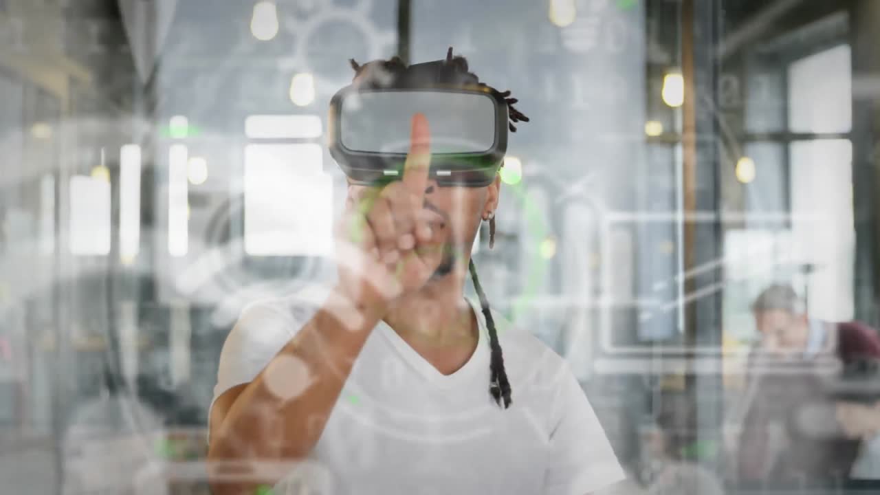 Animation af databehandling og sociale medieikoner over en afroamerikansk mand, der bærer VR-headset.