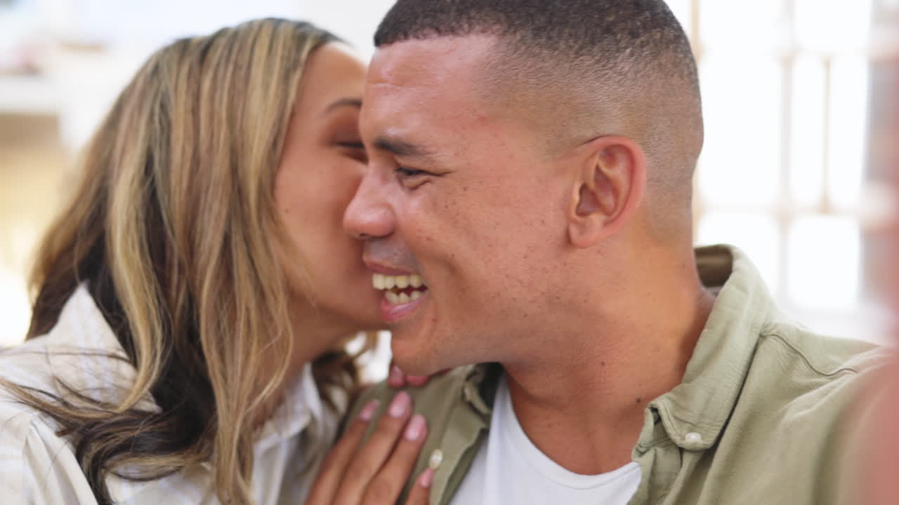 giovane coppia, selfie e sorriso a casa con l'amore