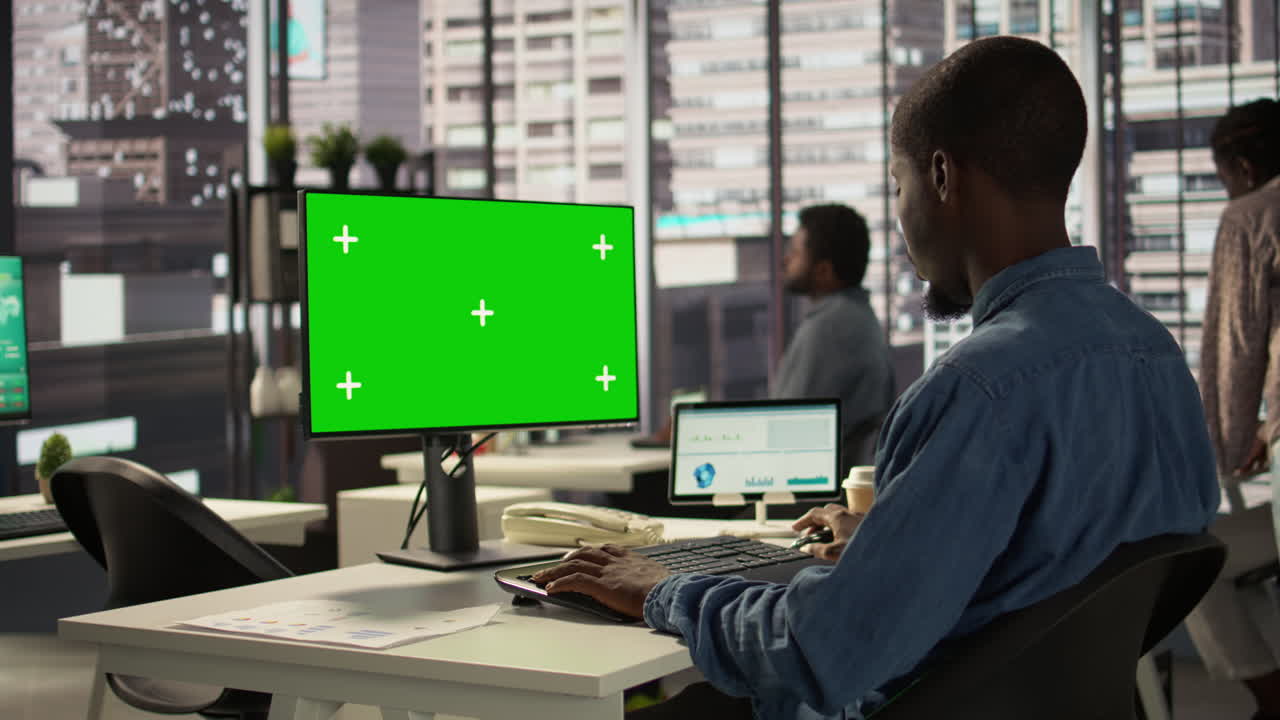 persona que trabaja en un escritorio de oficina moderno