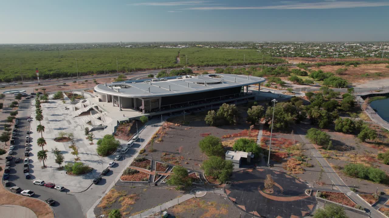 una vista panorámica del expansivo centro de convenciones expo tam en reynosa, méxico, que muestra su grandeza y escala