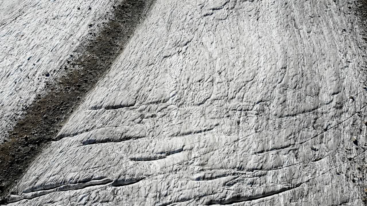 sobrevuelo aéreo sobre las grietas del glaciar pers con una panorámica hacia el glaciar morteratsch de conexión cerca de diavolezza en engadin, suiza
