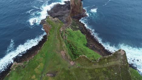 Cámara-Lenta,-Revelar-La-Foto-Del-Anciano-Oh-Hoy,-Una-Pila-De-449-Pies-De-Altura-En-El-Mar-Hoy,-Orkney,-Escocia