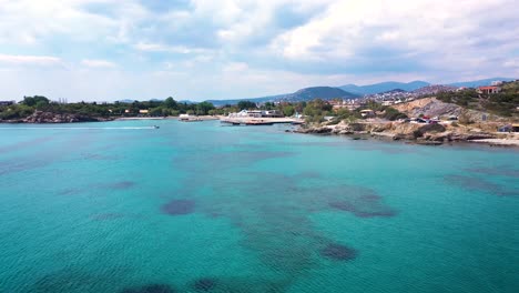 increíble agua turquesa en la costa egea de ática sunio filmado por un dron