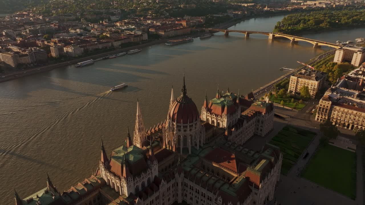 Vista aerea del Palazzo del Parlamento Ungherese e del fiume Danubio a Budapest.